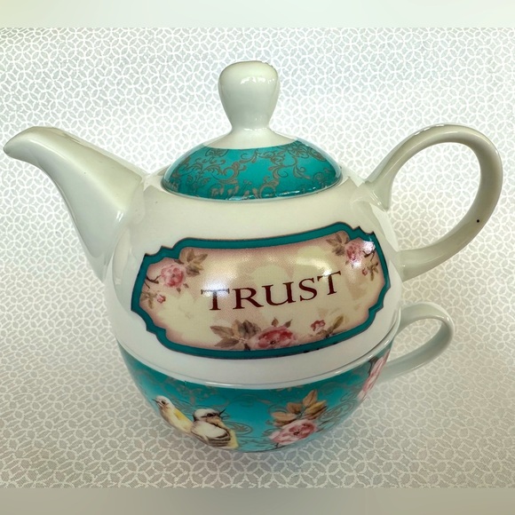 Personal tea pot with cup and saucer - Picture 3 of 11